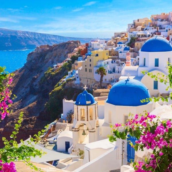 Isola di Santorini, Grecia. La città di Oia: case e chiese tradizionali bianche
